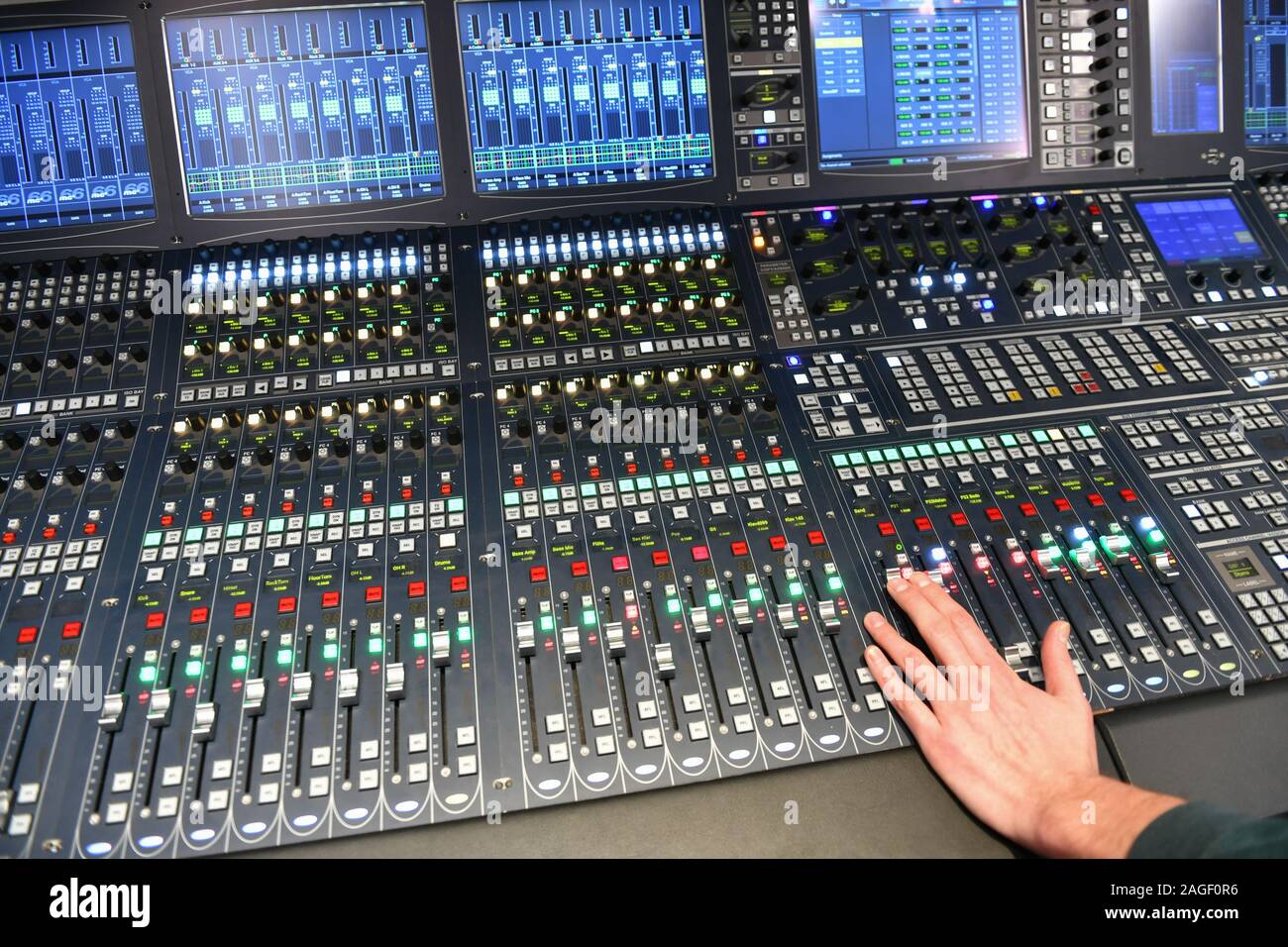 Berlin, Deutschland. 03 Dez, 2019. Ein Techniker sitzt in einem Ü-Wagen der  Deutschlandfunk Kultur "das Feuilleton im Radio". Die Station ist ein  Programm von Deutschlandradio. Foto: Jens Kalaene/dpa-Zentralbild/dpa/Alamy  leben Nachrichten ...