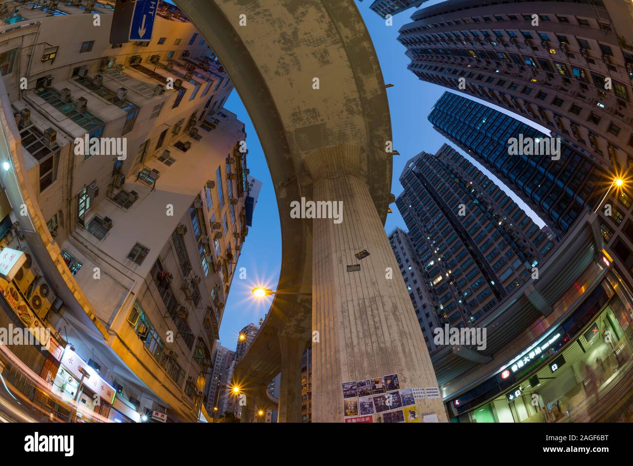 Ein erhöhter Überführung läuft durch Hong Kong dichten städtischen Gebäude, Hong Kong, China. Stockfoto