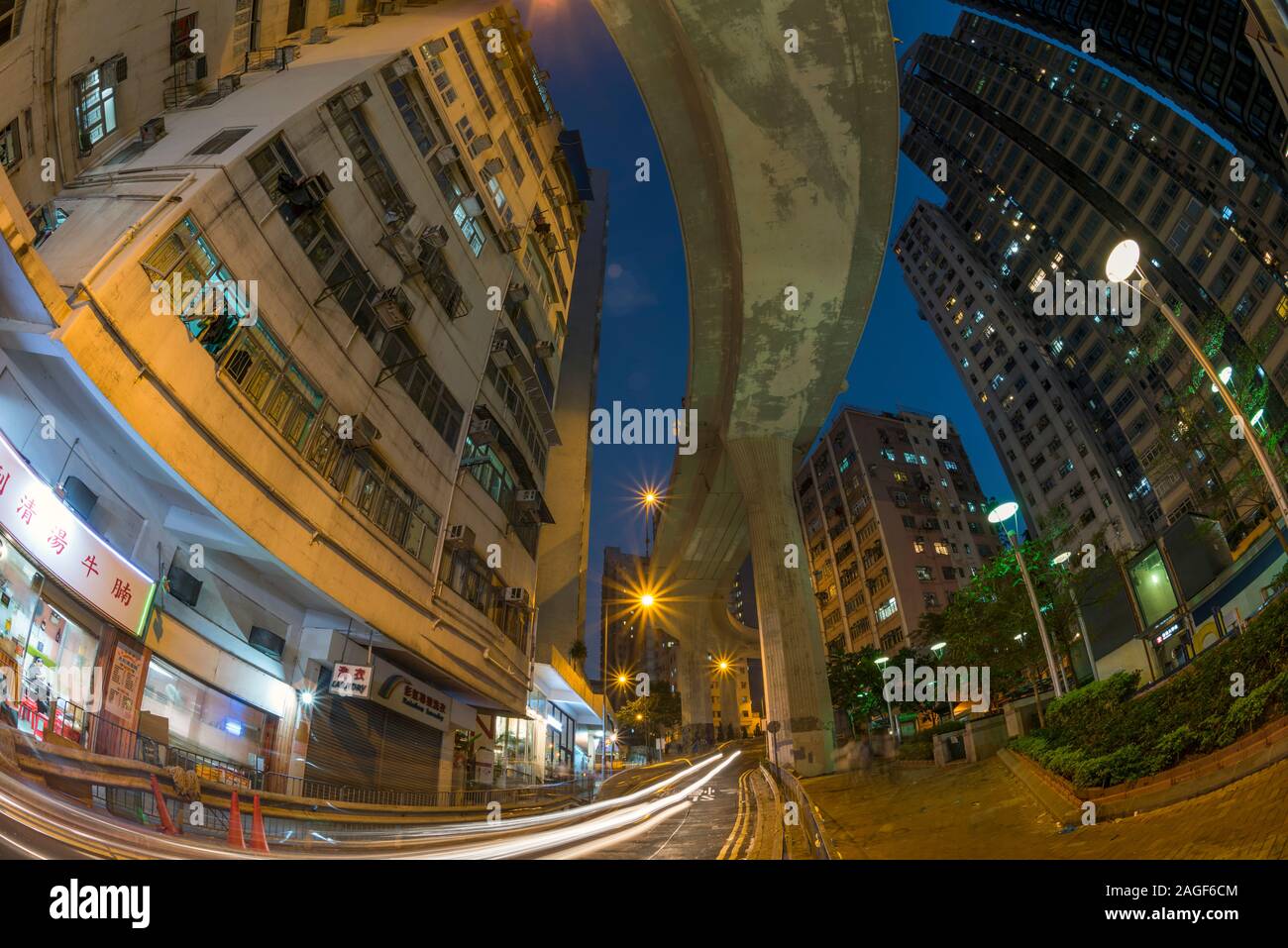 Ein erhöhter Überführung läuft durch Hong Kong dichten städtischen Gebäude, Hong Kong, China. Stockfoto