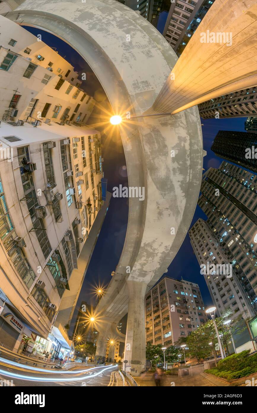 Ein erhöhter Überführung läuft durch Hong Kong dichten städtischen Gebäude, Hong Kong, China. Stockfoto