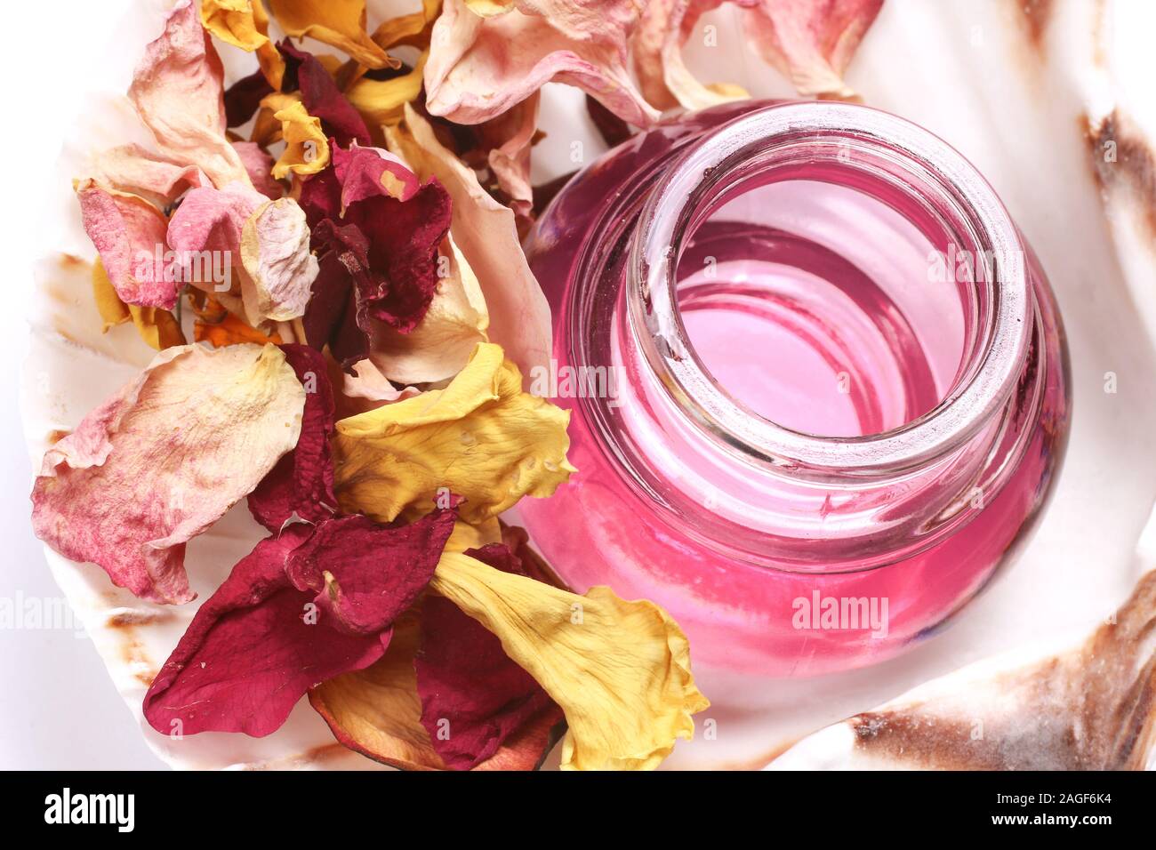 Wellness mit Massage Öl, Rosenblätter Stockfoto