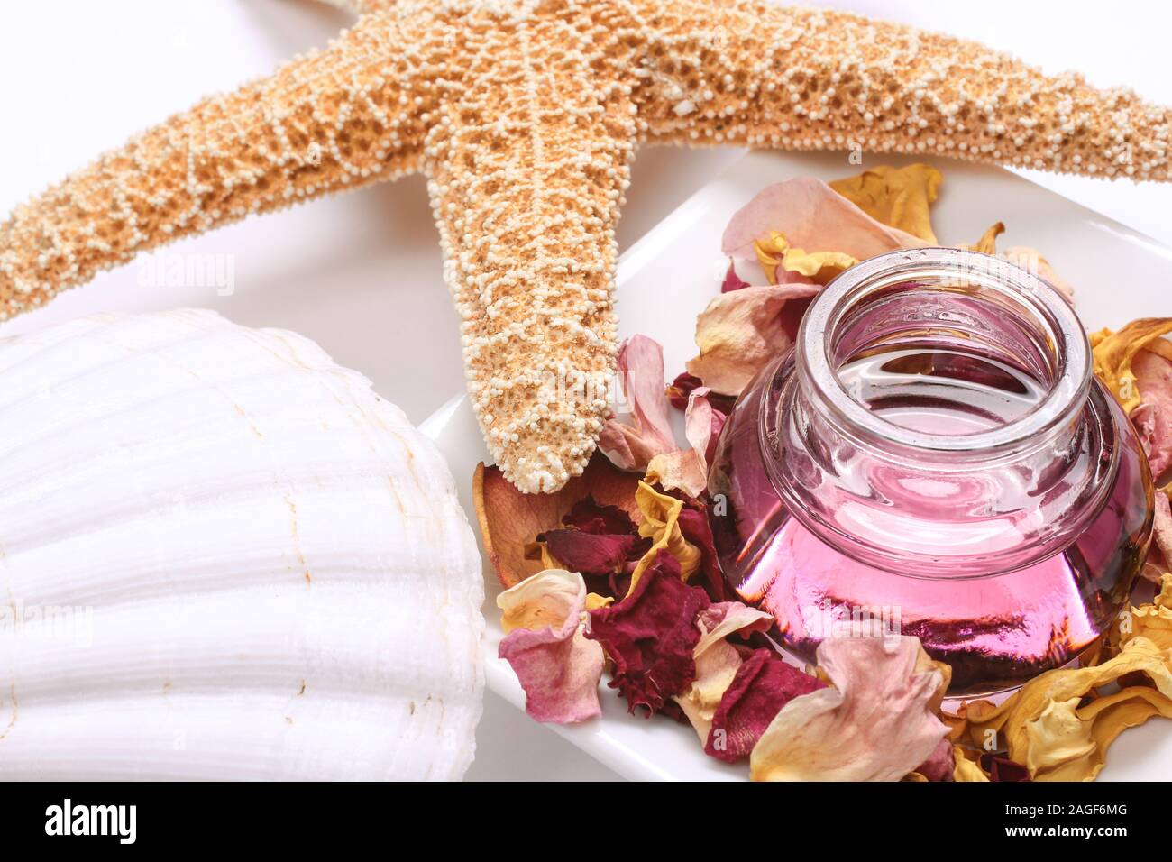 Wellness mit Massage Öl, Rosenblätter Stockfoto