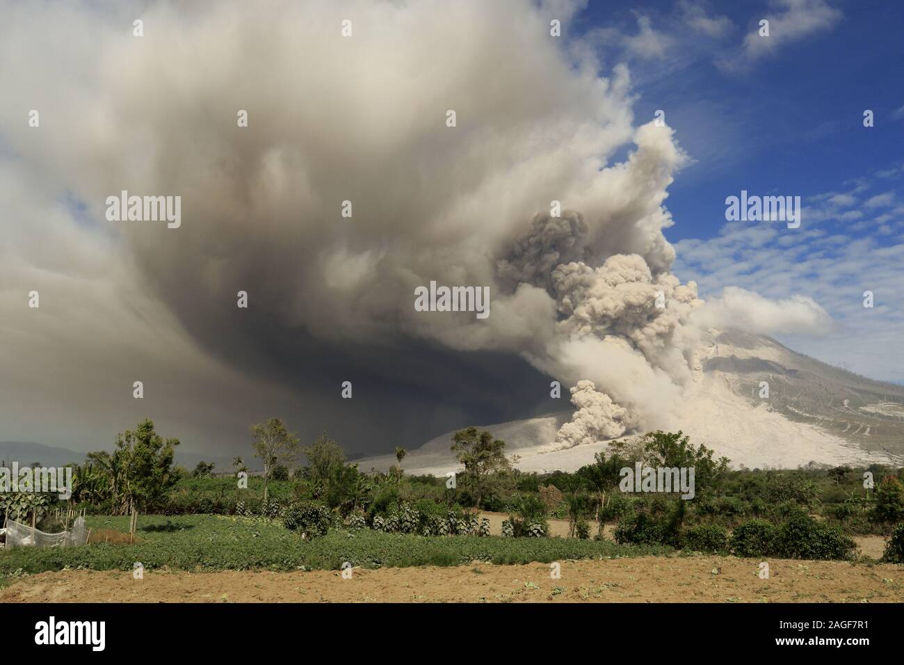 Sinabung Vulkan in Sumatra Stockfoto