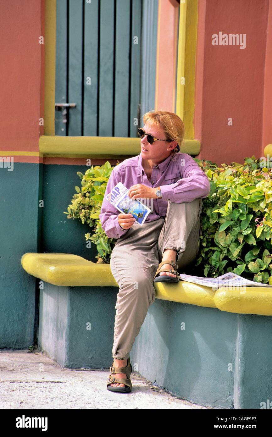 Frau sieht eine Karte im Urlaub Stockfoto