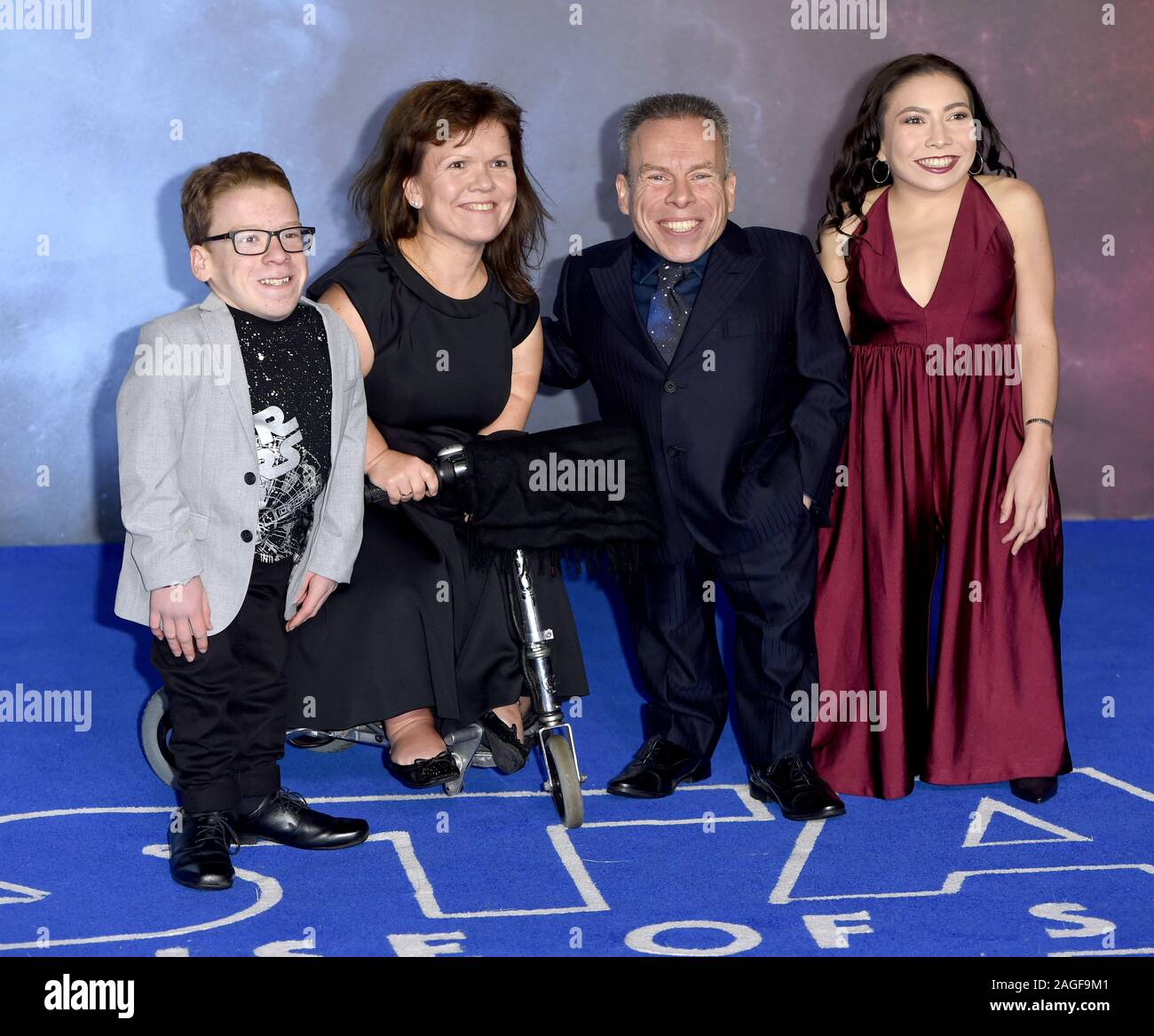 Foto muss Gutgeschrieben © Alpha Presse 079965 18/12/2019 Warwick Davis mit seiner Frau Samantha und Kinder Annabelle und Harrison im Star Wars der Aufstieg von Skywalker Europäischen Film Premiere auf der Vue Leicester Square in London statt. Stockfoto