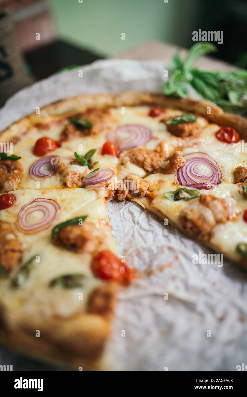 Kreative italienische Pizza mit Salami und Kirsche Stockfoto