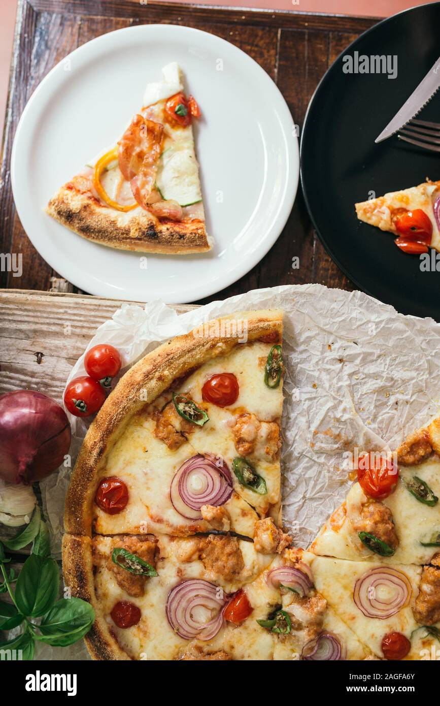 Italienische Pizza im Restaurant. Weiße und schwarze Platte. Stockfoto