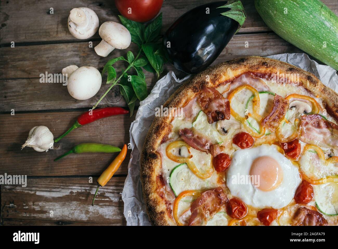 Contadina Pizza mit rohem Gemüse in einem Restaurant Stockfoto