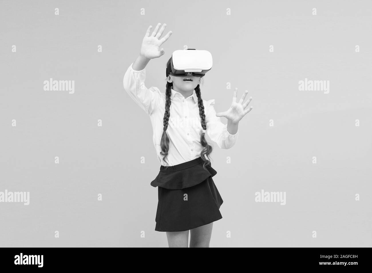 Ändern digitale Erlebnisse Art und Weise, wie wir lernen und erstellen. Digitale virtuelle Zukunft und Innovation. Kleines Kind im VR-Headset. Virtuelle Bildung. Einblicke in immersive Virtuelle Realität in den Klassenzimmern. Stockfoto