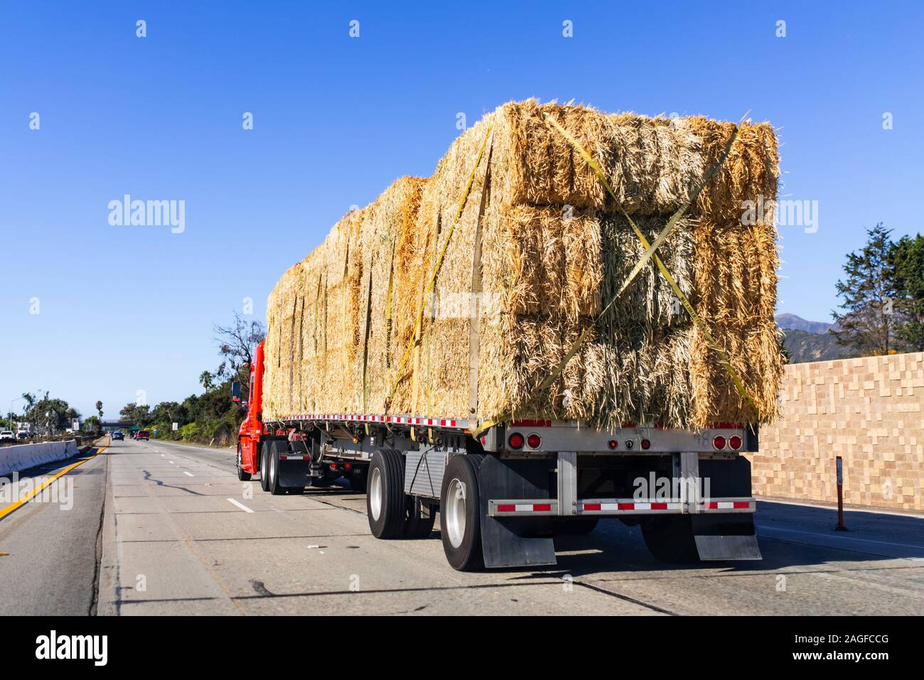 Lkw Transport Heuballen auf einem Freeway in Ventura County, Kalifornien Stockfoto