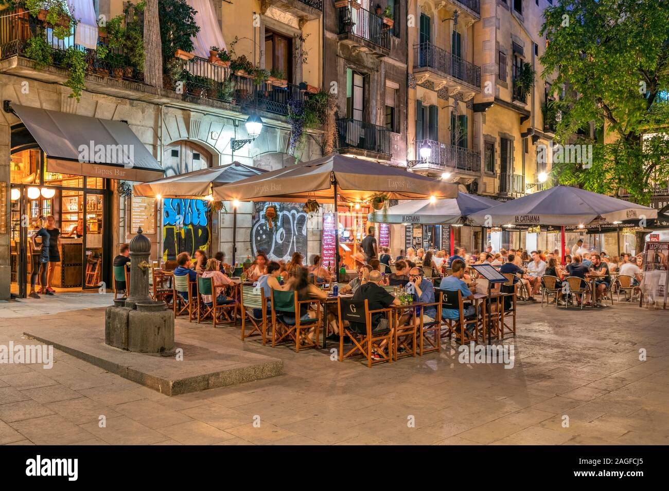 Outdoor Tapas Restaurant in einem kleinen Quadrat von Born, Barcelona, Katalonien, Spanien Stockfoto