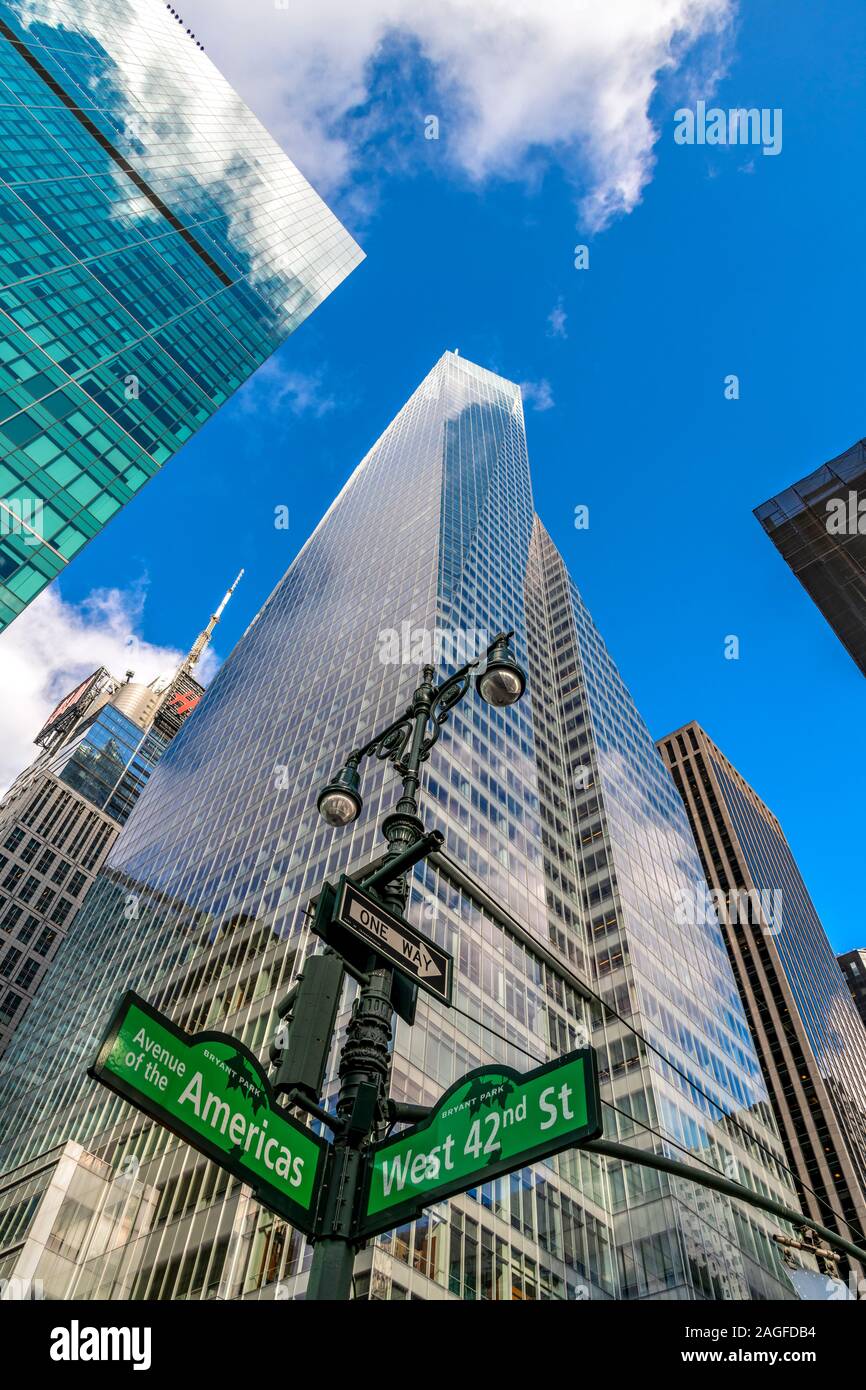 Die Wolkenkratzer entlang der Sixth Avenue, Manhattan, New York, USA Stockfoto