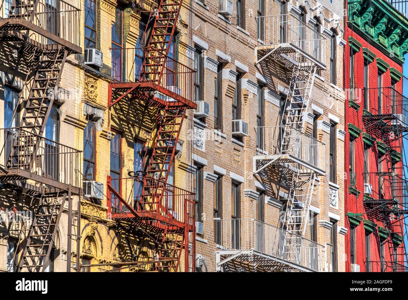 Altes Gebäude mit Metall Notausgang treppen Leitern, East Village, Manhattan, New York, USA Stockfoto