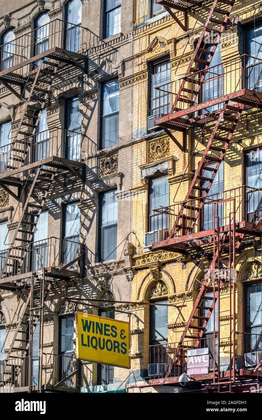 Altes Gebäude mit Metall Notausgang treppen Leitern, East Village, Manhattan, New York, USA Stockfoto