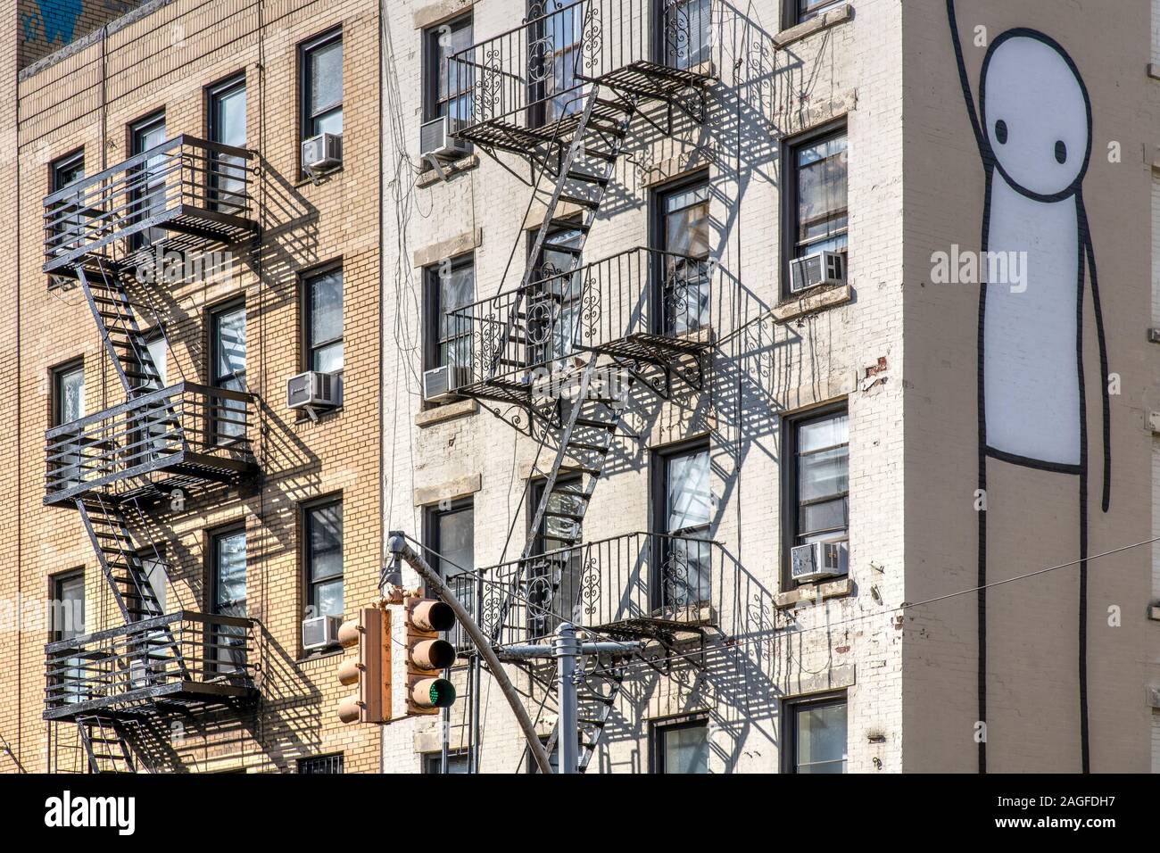 Altes Gebäude mit Metall Notausgang treppen Leitern, East Village, Manhattan, New York, USA Stockfoto