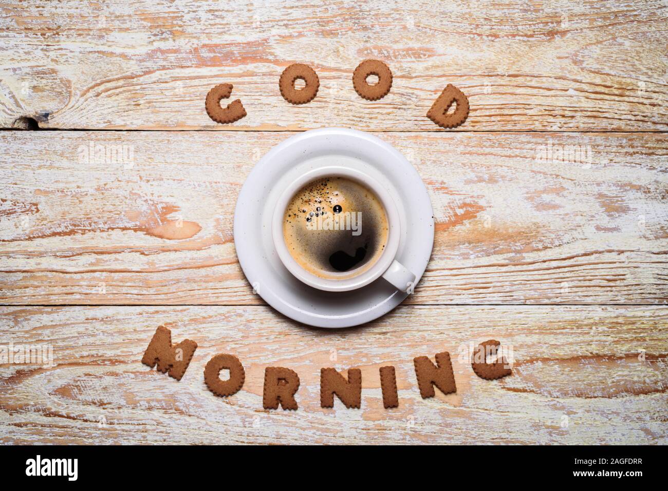 Tasse Kaffee am Morgen mit Cookies. Worte Guten Morgen auf Tisch Stockfoto