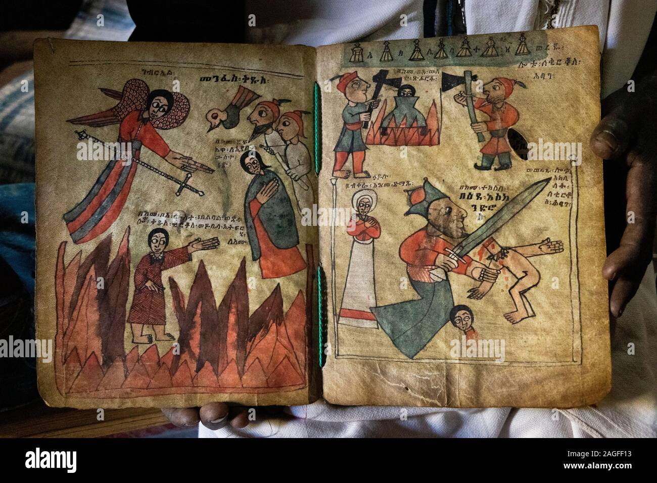 Äthiopien, Amhara-region, Lalibela, Arbatu Chirkos Ensessa, Biblia, alte Felsen gehauene Kirche, Priester, 800 Jahre alten beleuchteten Evangelium zeigen gehen Stockfoto