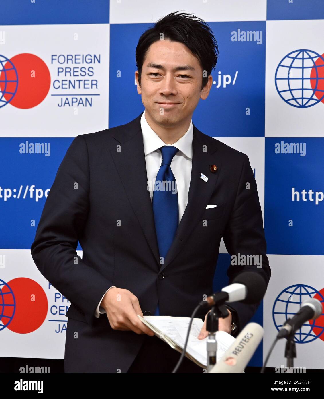 Tokio, Japan. 19 Dez, 2019. Umweltminister Shinjiro Koizumi spricht vor den ausländischen Medien auf Japans Führung in die globale Erwärmung Themen auf die ausländische Presse Center in Tokio am Donnerstag, 19. Dezember 2019, nach seiner Rückkehr aus Spanien, wo er in der UNO-Klimakonferenz in Madrid teilgenommen hat. Credit: Natsuki Sakai/LBA/Alamy leben Nachrichten Stockfoto