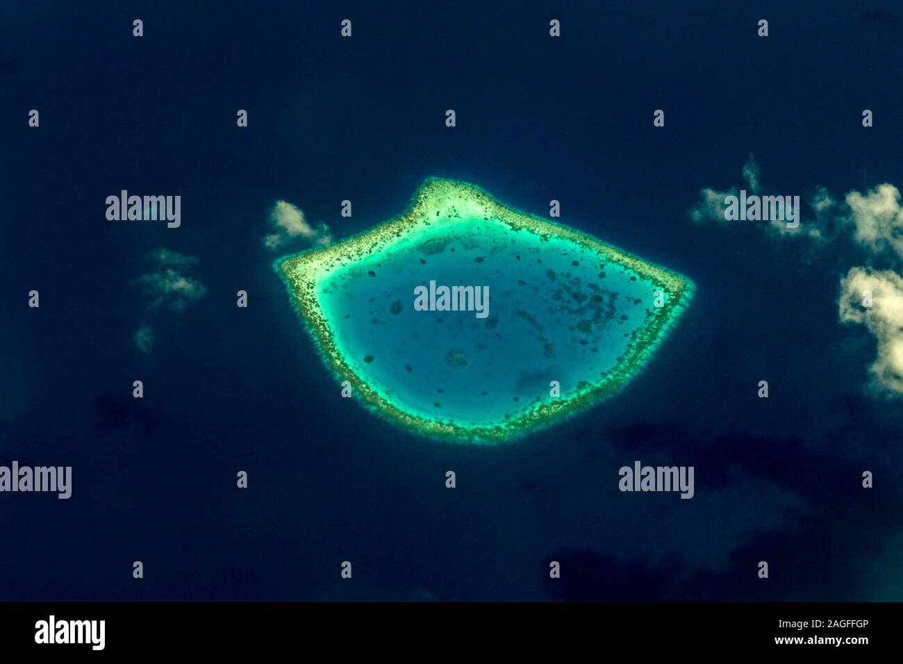 Manta Form atoll Malediven Luftbild panorama blue water Reef Stockfoto