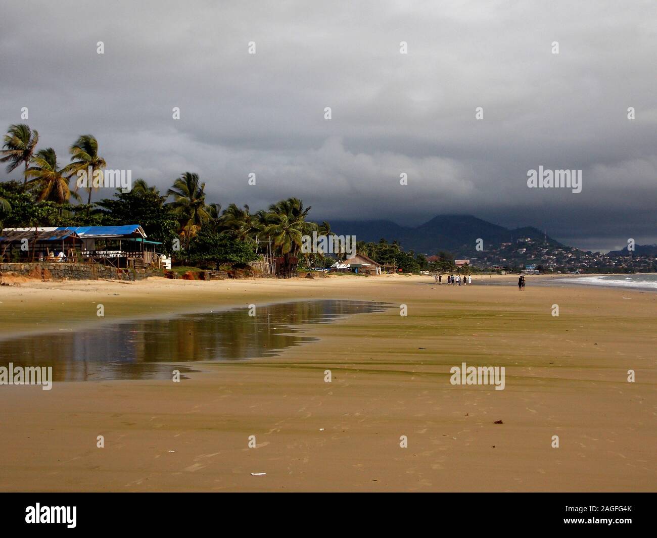 Am späten Nachmittag Landschaft von Aberdeen Strand, Freetown, Sierra Leone als Sturm Ansätze Stockfoto