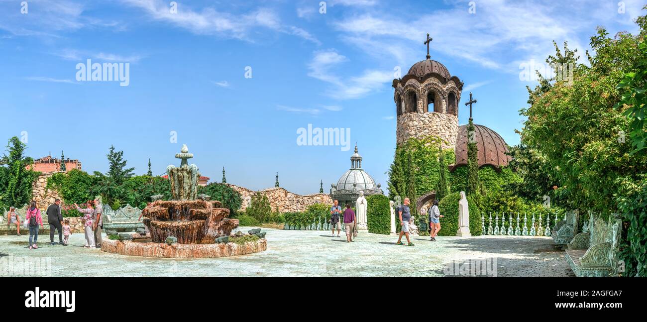 Ravadinovo, Bulgarien - 07.11.2019. Brunnen auf dem Platz in der Nähe der Kirche auf dem Gebiet der Ravadinovo Schloss in Bulgarien, auf einem sonnigen Sommer da Stockfoto