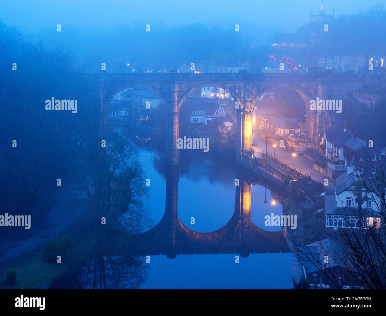 Der Eisenbahnviadukt über den Fluss Nidd in der Dämmerung auf einem nebligen Abend Knaresborough North Yorkshire England Stockfoto