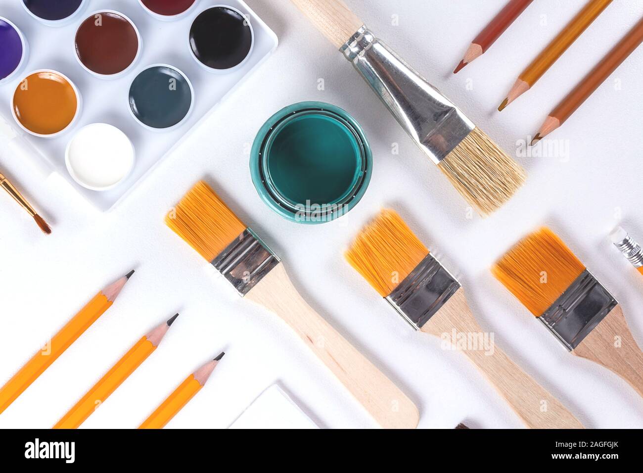 Kreative flach. Farben, Pinsel und Stifte auf hellen Hintergrund. Kreative Werkstatt oder Master Klasse Hintergrund. Diagonale Anordnung der Objekte Form öffnen Stockfoto