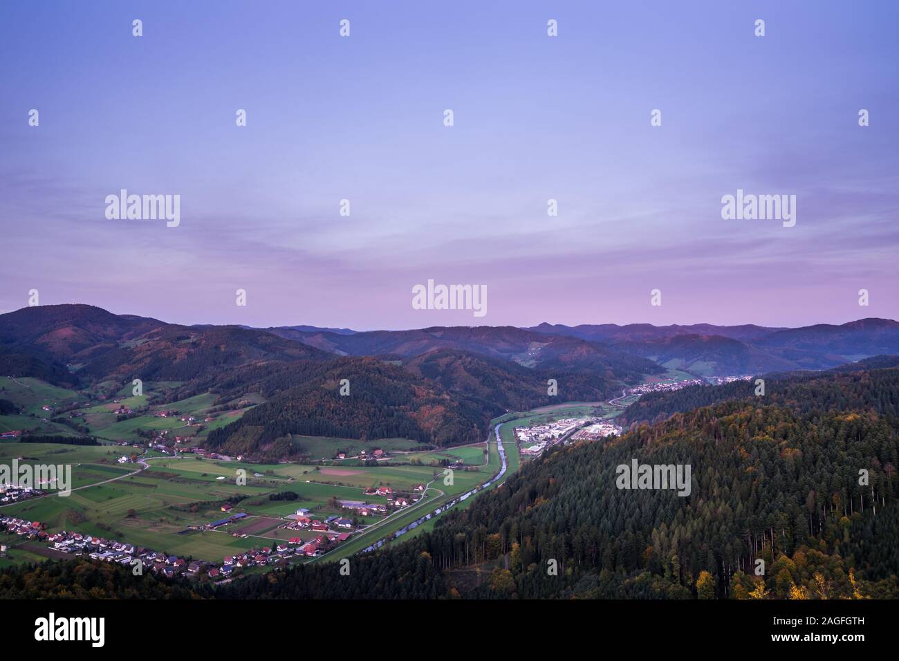 Deutschland, Breite Luftbild oben Schwarzwald Dörfer entlang der Kinzig im Kinzigtal durch endlose Wälder und Berge bei Sonnenuntergang umgeben Stockfoto