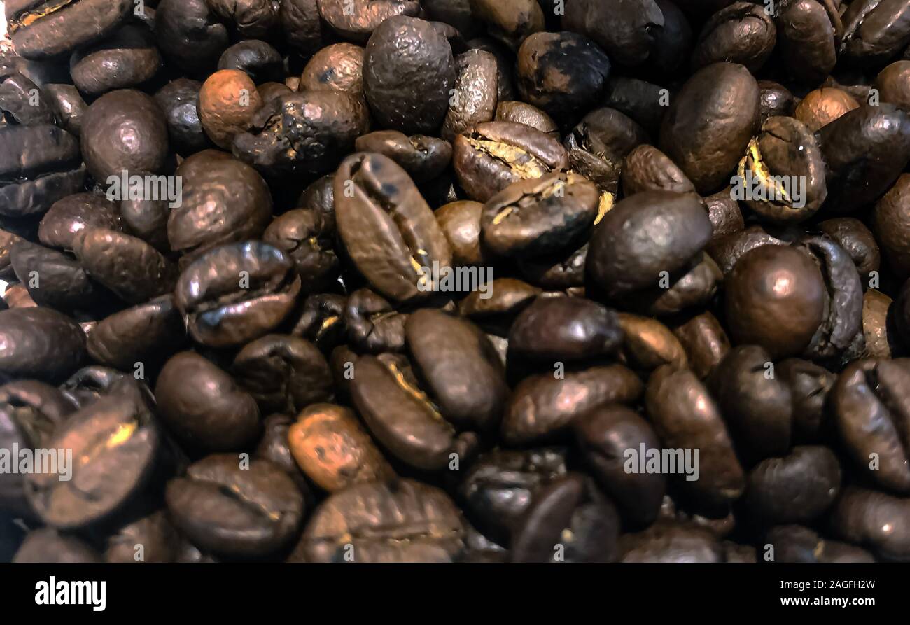 Große Gruppe von raw Braun gerösteten Kaffeebohnen in einem Container gespeichert und dann Masse. Verschwommen und flache Tiefenschärfe. Nähe zu sehen. Die Landwirtschaft eine Stockfoto