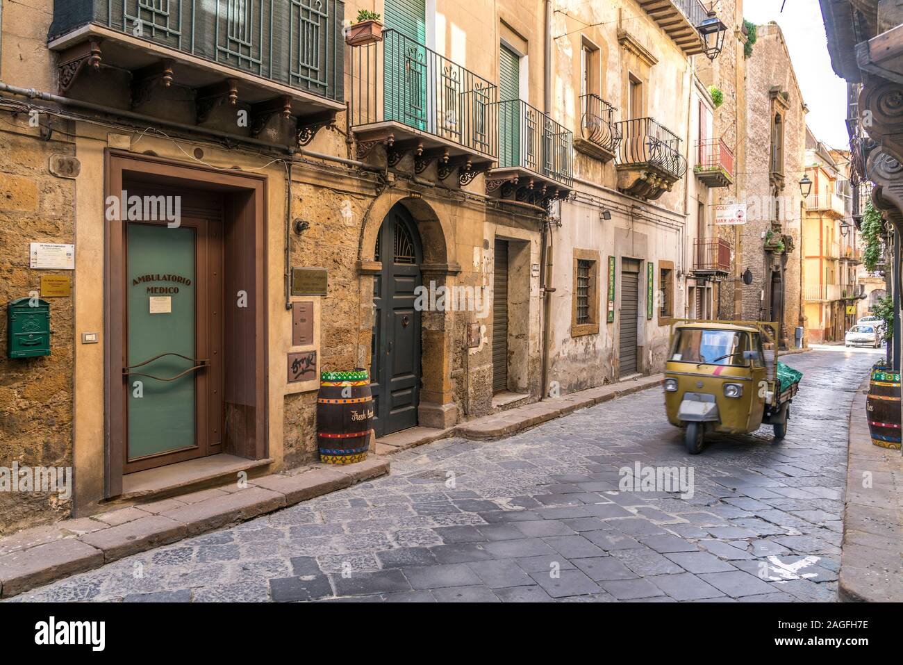 Kleintransporter Ape auf der Straße in der Altstadt, Piazza Armerina, Sizilien, Italien, Europa | dreirädrige Nutzfahrzeug Ape auf einer s Stockfoto