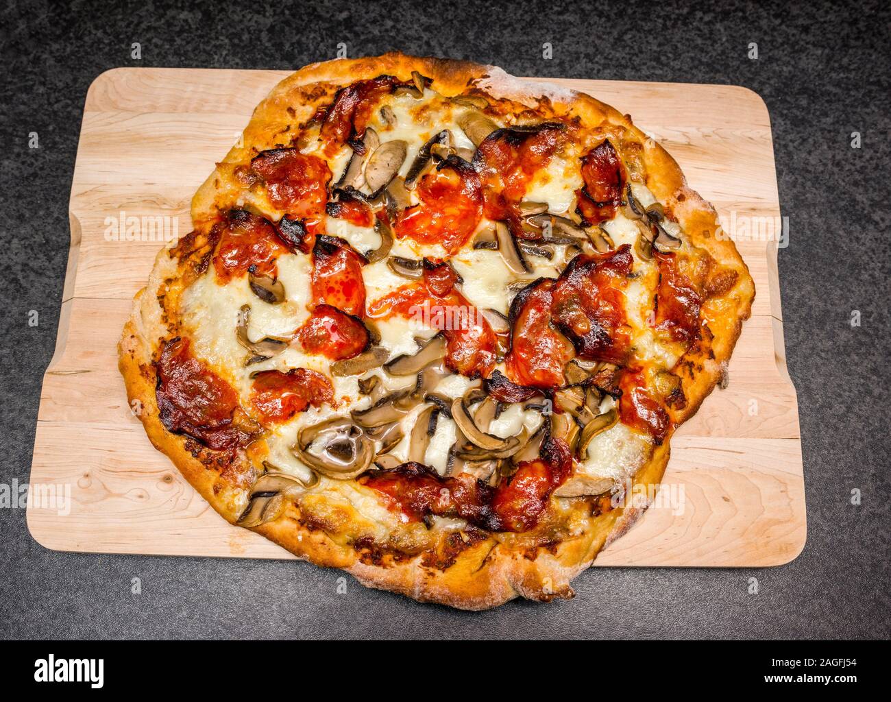 Hausgemachte rustikale Pizza mit Chorizo nachfüllen Stockfoto