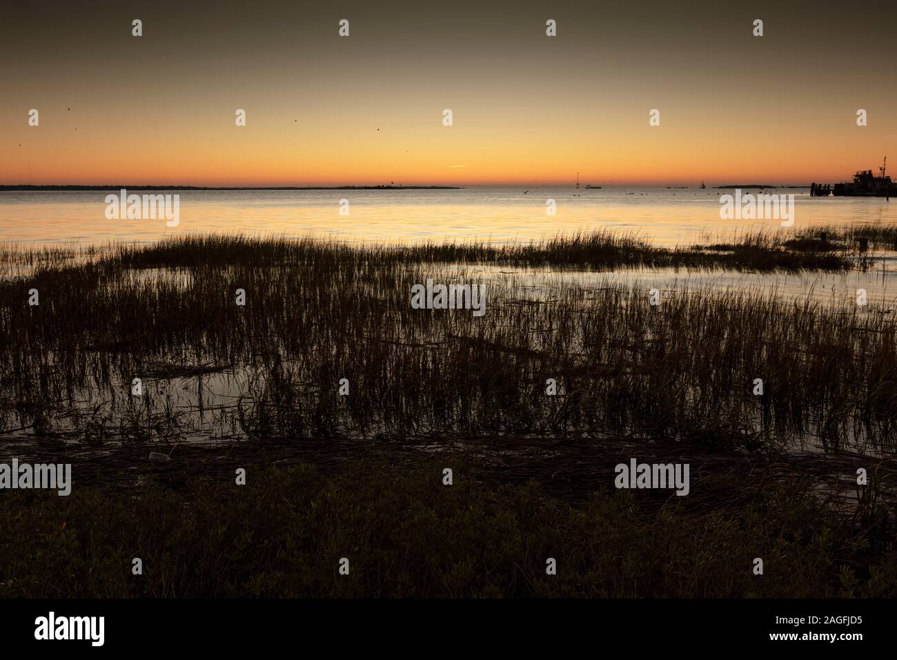 Charleston, South Carolina, USA, November 2019, Sonnenaufgang über Charleston Harbor Bay in Richtung Fort Sumter Stockfoto