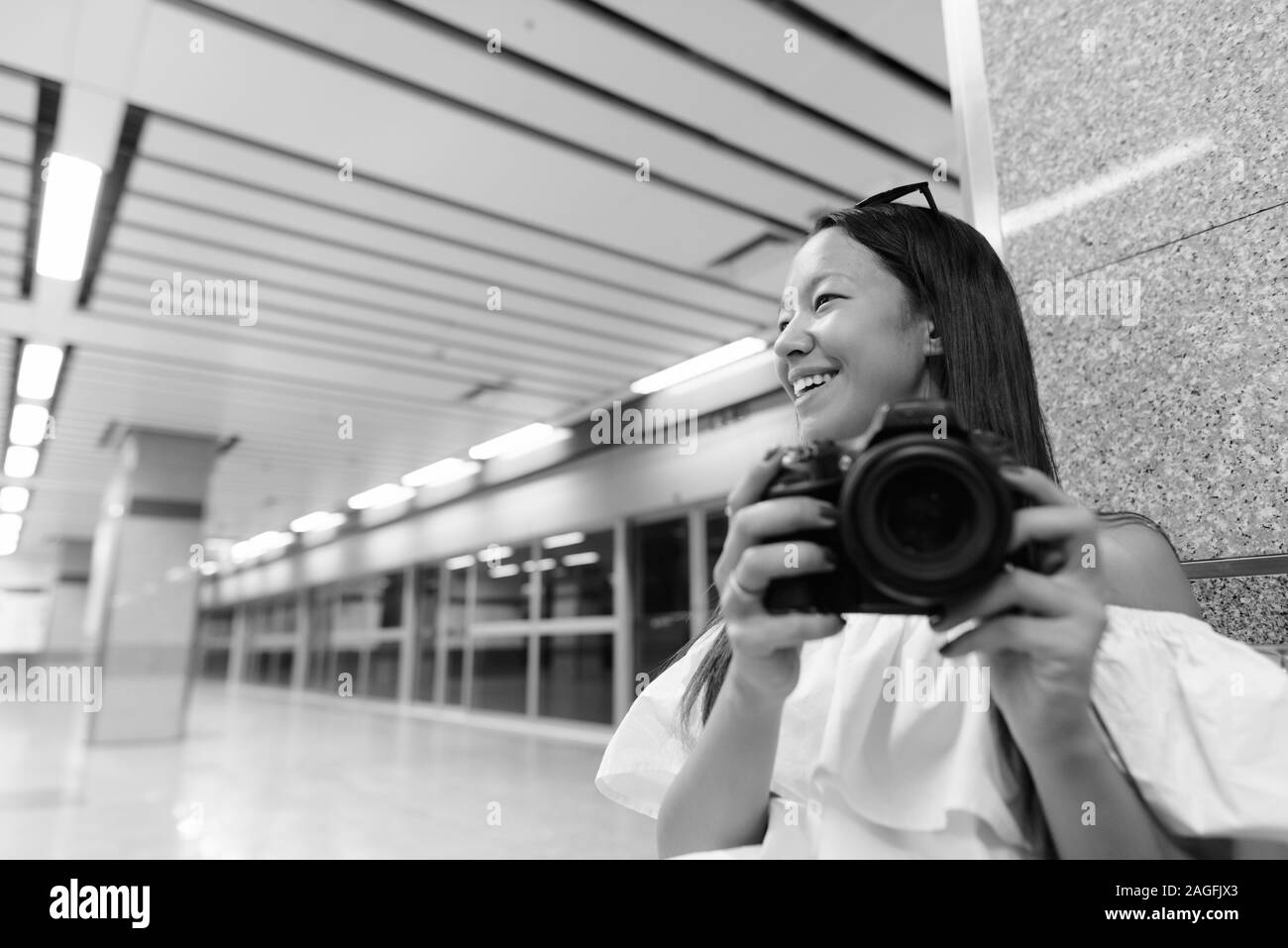 Junge schöne touristische Frau Erkundung der Stadt Bangkok. Stockfoto