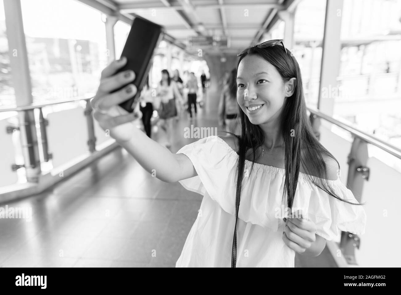 Junge schöne touristische Frau Erkundung der Stadt Bangkok. Stockfoto