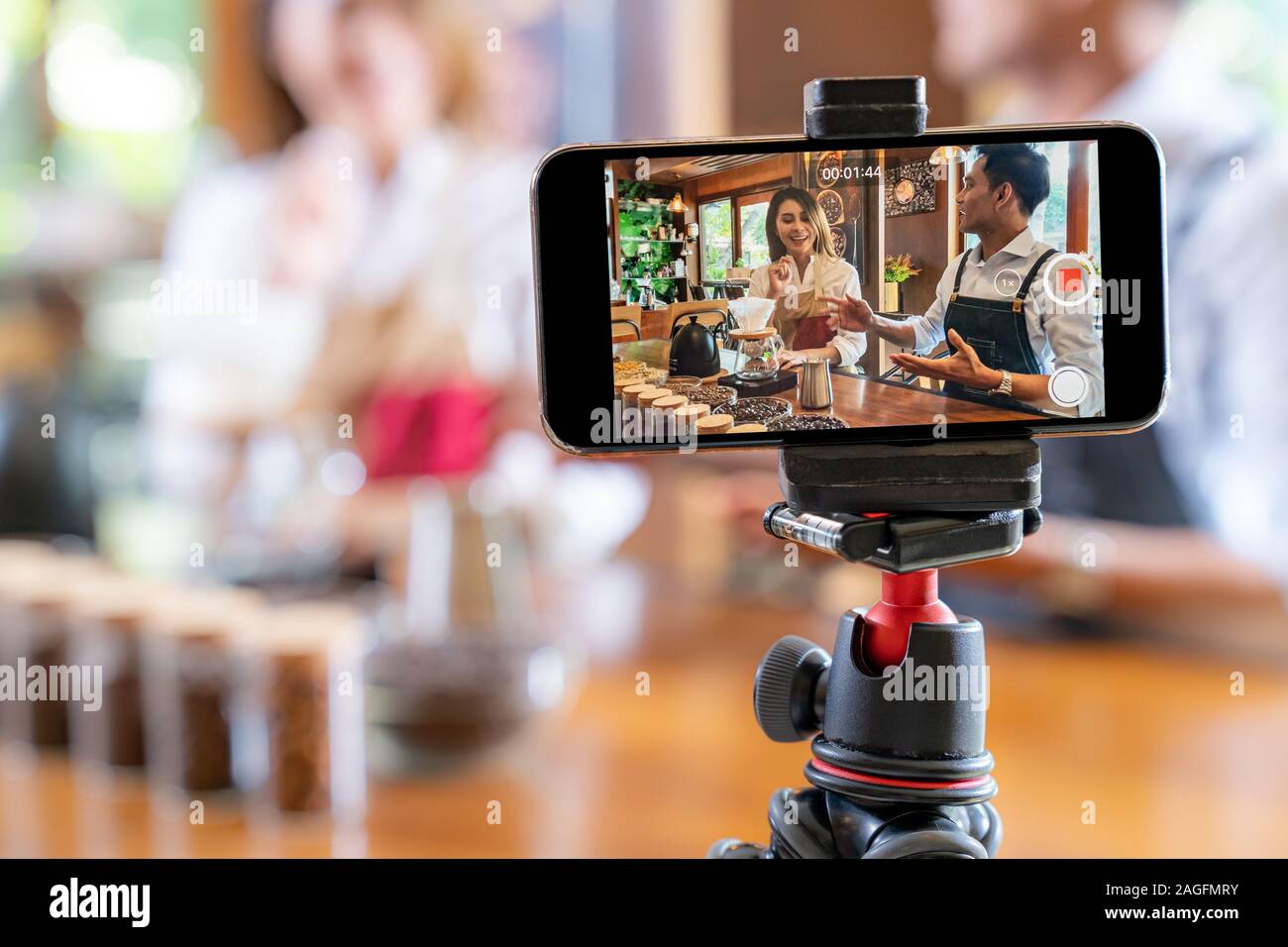 VLOG von jungen erwachsenen Asiatischen Eigentümer Unternehmer bewerten cafe Coffee Shop und Leben in sozialen Medien für Online Marketing mit Smart Phone im Cafe. Mit fo Stockfoto