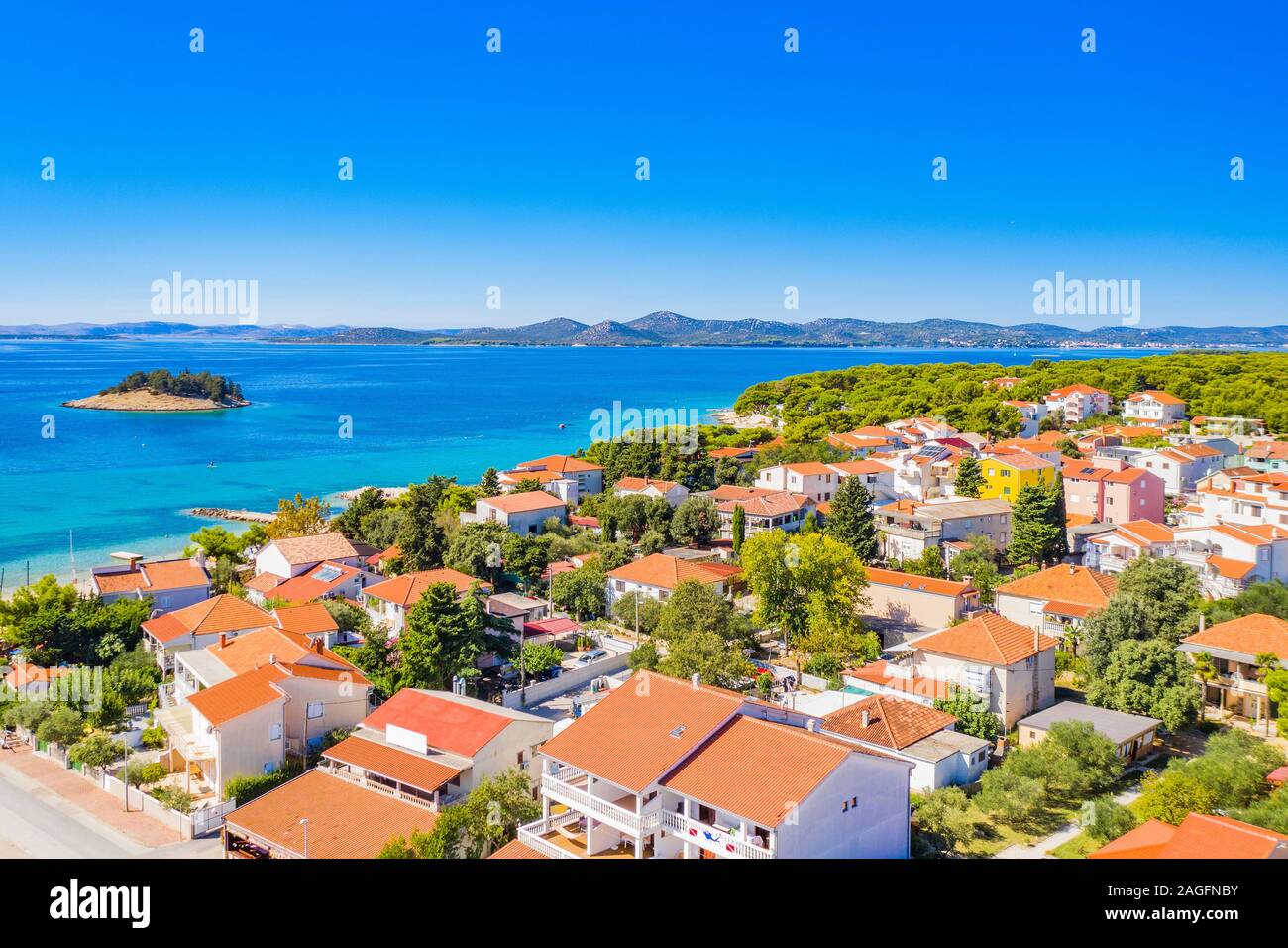 Kleine Adria Stadt Labin, Luftaufnahme, Dalmatien, Kroatien, seascape Blick von drohne Stockfoto