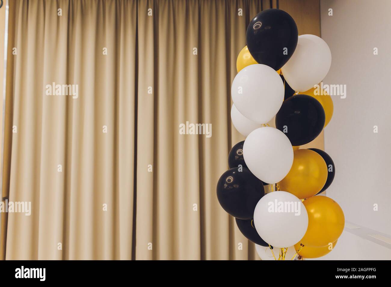Luftballons Luftballon Weiss Mit Schwarzen Herzen Und Gelb Golden Mit Viel Grun Helium Fotoshooting Wand Stockfotografie Alamy