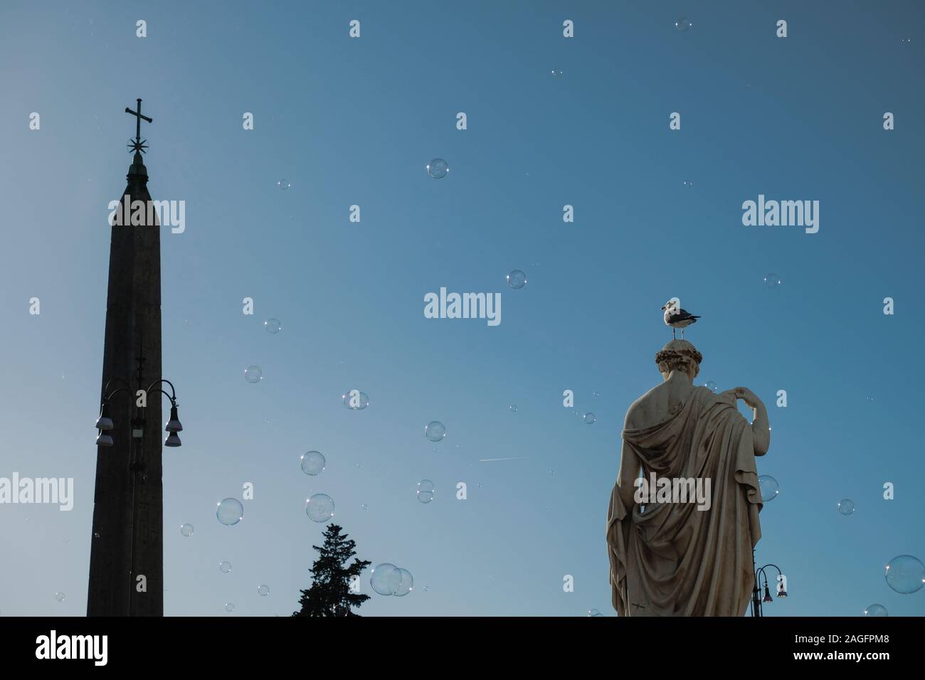 Rom, Obelisken, Statue mit Vogel, Blasen auf Sky und Flugzeug trail Komposition Konzept Stockfoto