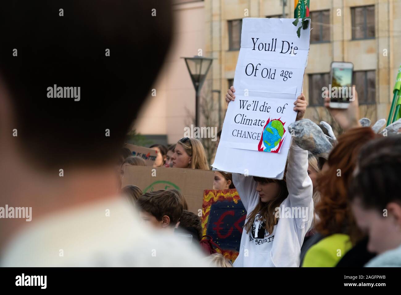 Prag, tschechische Republik - November, 2019: Demonstranten protestieren gegen Klimawandel, junge Menschen aus verschiedenen Kultur und Rasse kämpfen für Clima Stockfoto