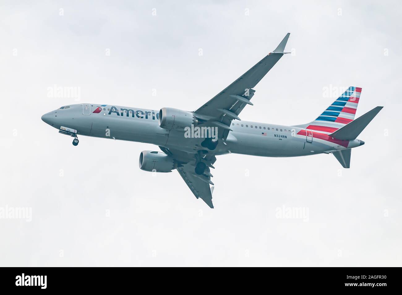 WASHINGTON, DC, Vereinigte Staaten - 14.Oktober 0018: Boeing 737-8 MAX von American Airlines nähert sich in Washington Reagan National Flughafen zu landen Stockfoto