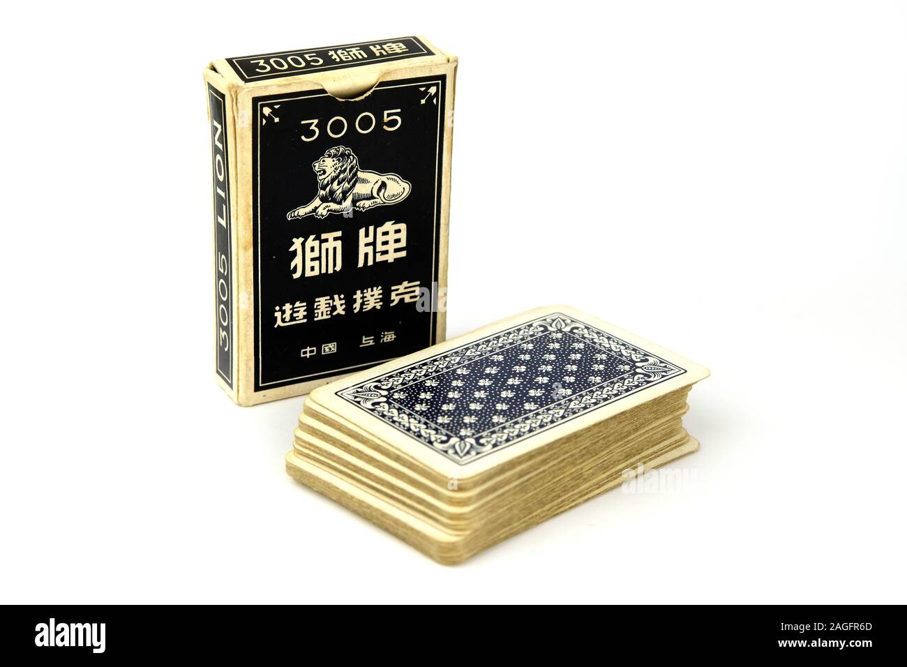 Jahrgang chinesischer Lion 3005 Spielkarten mit der Box. Auf weiß isoliert. Stockfoto