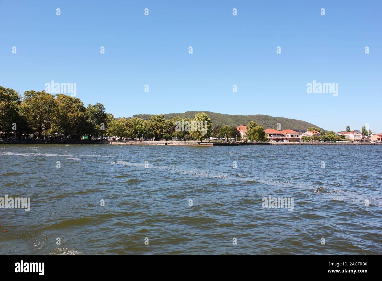 Landschaft des Sees Pamvotida in Ioannina Griechenland Stockfoto