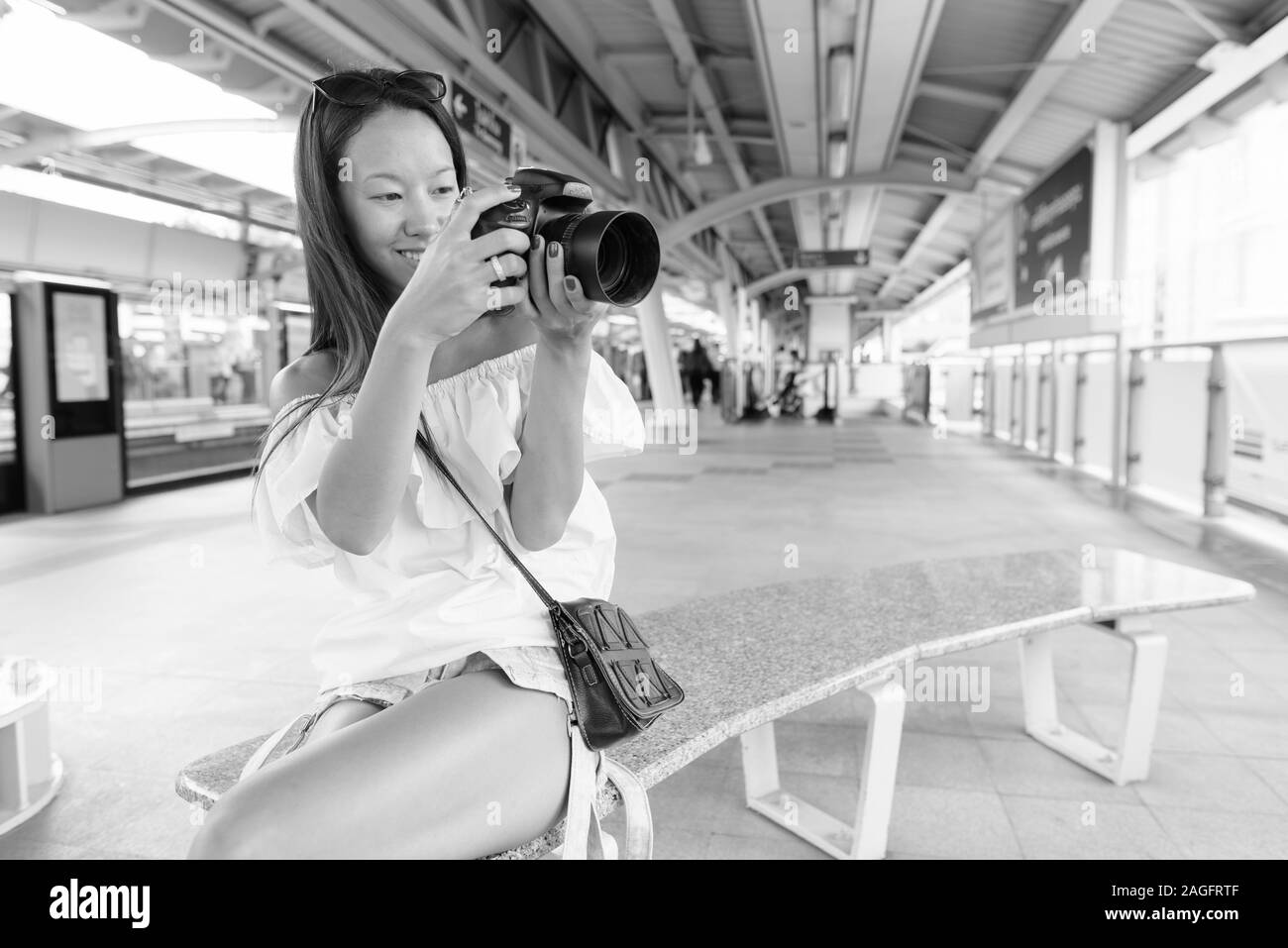 Junge schöne touristische Frau Erkundung der Stadt Bangkok. Stockfoto