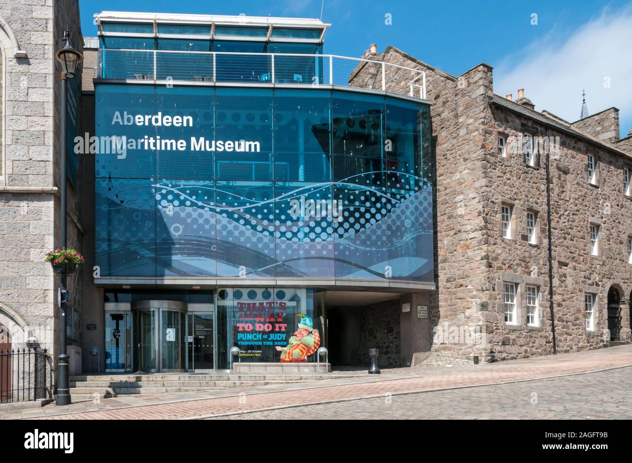 Der Eingang zum Aberdeen Maritime Museum in Shiprow, Aberdeen. Stockfoto