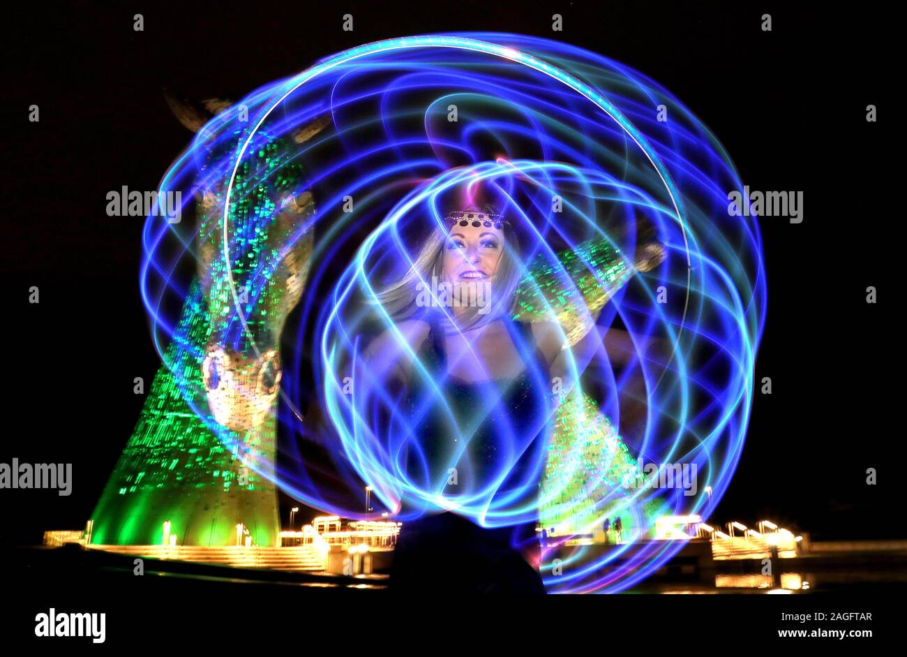 LED Hooper Daiquiri Dämmerung führt auf eine Vorschau für Feuer & Licht: 2020 Visionen im Helix, der Heimat der Aufbau Digital am 1. Januar und 2. statt. Feuer & Licht: 2020 Visionen ermutigt die Besucher die Abenteuer eines neuen Jahres mit einem Spaziergang durch das Helix Park in Richtung der magischen Aufbau Digital zu umarmen, die Interaktion mit einer erstaunlichen Reihe Performances und Installationen entlang der Weise. PA-Foto. Bild Datum: Mittwoch, 18 Dezember, 2019. Sobald die Besucher den Aufbau Digital erreichen, können Sie stoppen und das Feuer Jets, die zu den mächtigen live Performance der Taiko Trommler choreographiert. Wenn die Trommeln sto Stockfoto