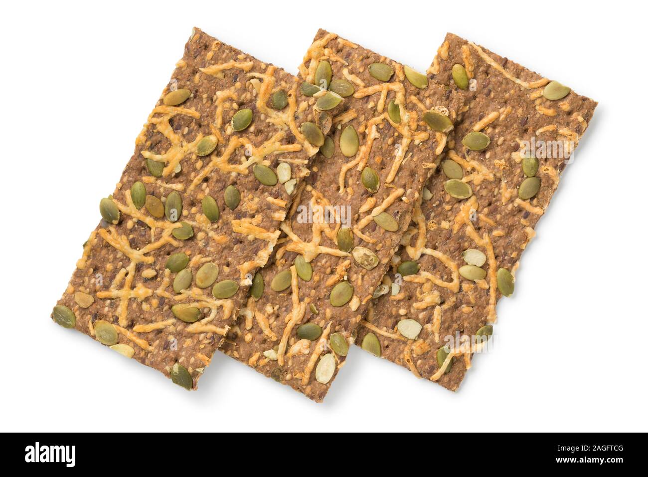 Vollkorn Käse, Cracker mit kürbiskerne auf weißem Hintergrund Stockfoto