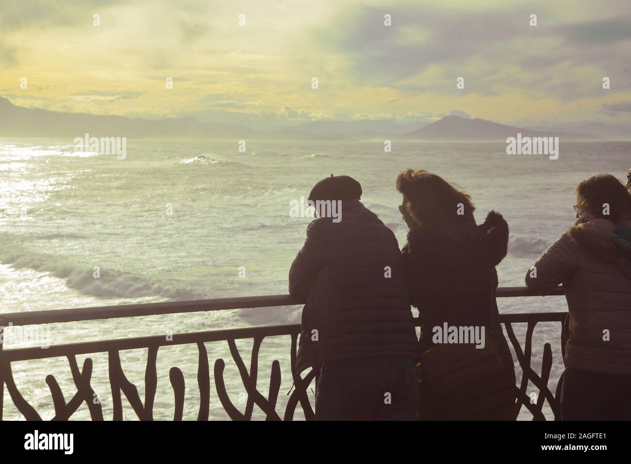 Französisches Paar in Richtung der spanischen Küste suchen, pasakdek Stockfoto