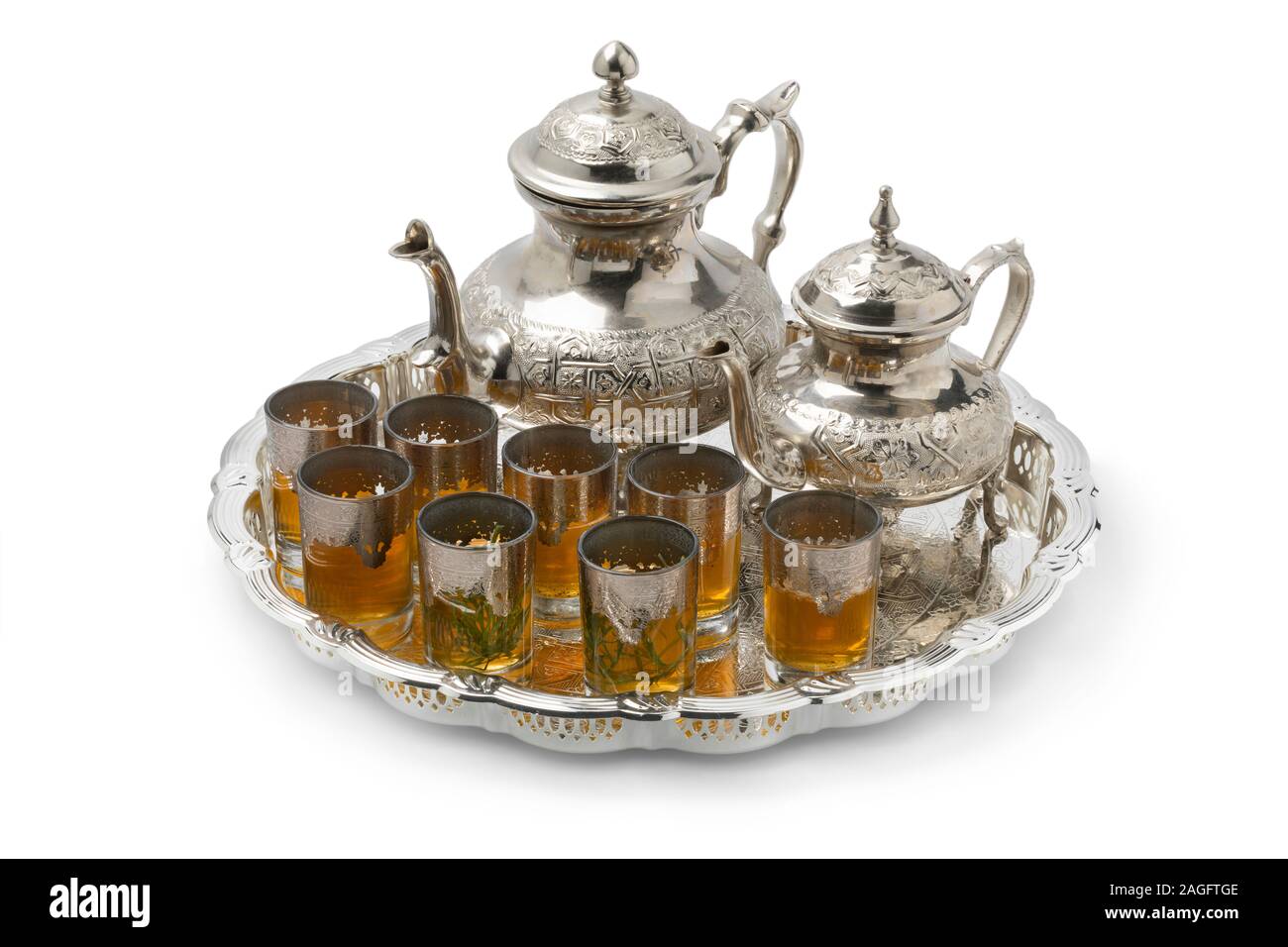 Marokkanisches Teetablett mit zwei teekannen mit und ohne Zucker, und Gläser mit und ohne absinthium Kraut Stockfoto