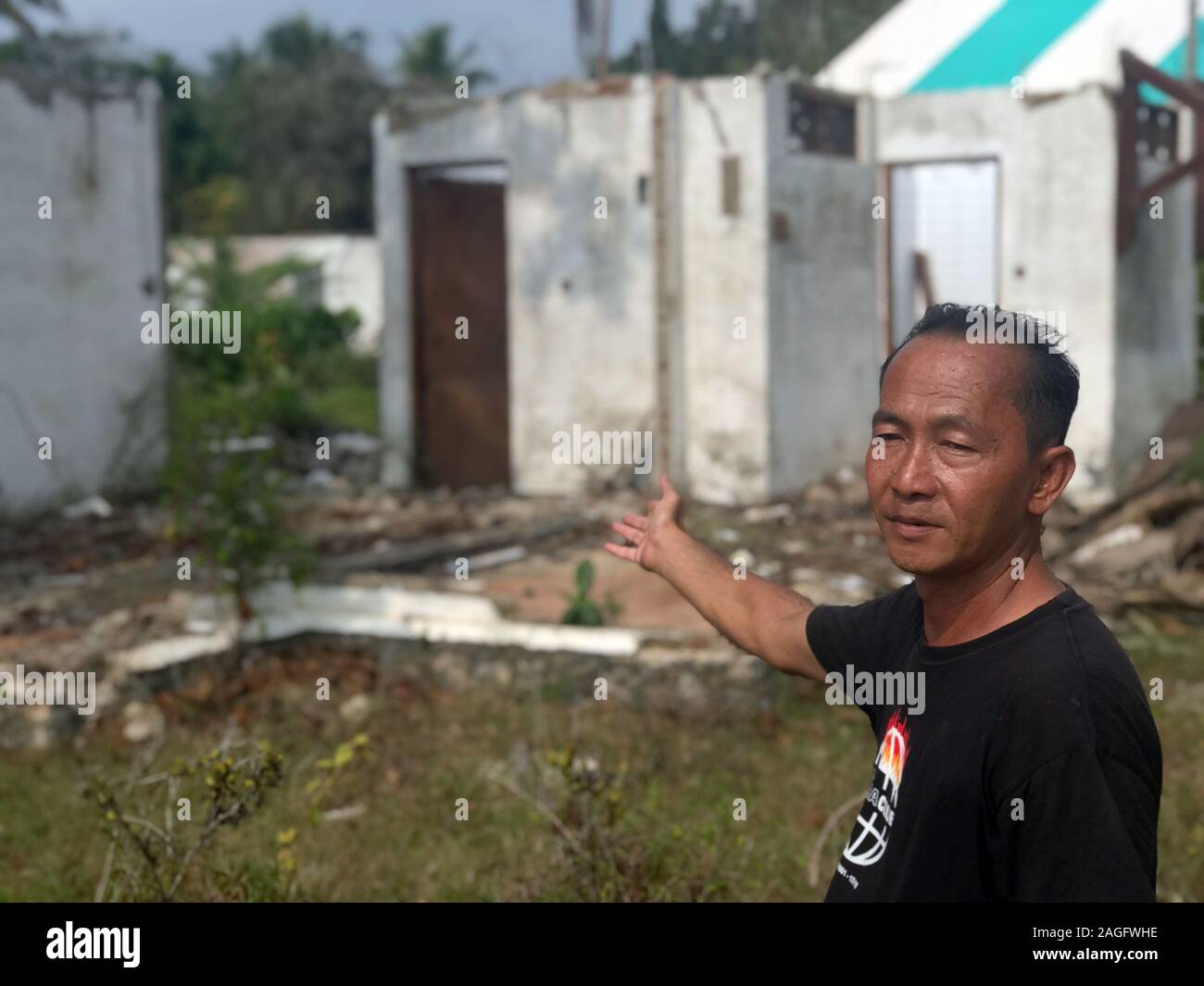 Pandeglang, Indonesien. 17 Okt, 2019. Indonesische Ajun Sukarya Punkte in einem Haus vor einem Jahr von einem Tsunami zerstört nach dem Ausbruch des Anak Krakatau Vulkan. Indonesien ist durch Katastrophen wie in kaum einem anderen Land geplagt. Nirgendwo gibt es mehr aktive Vulkane. Jedoch, der Ausbruch des Anak Krakatau kurz vor Weihnachten 2018 wird in speziellen Speicher. (Dpa: "Leben mit dem Vulkan: Indonesien geplagt durch Katastrophen") Credit: Christoph Sator/dpa/Alamy leben Nachrichten Stockfoto