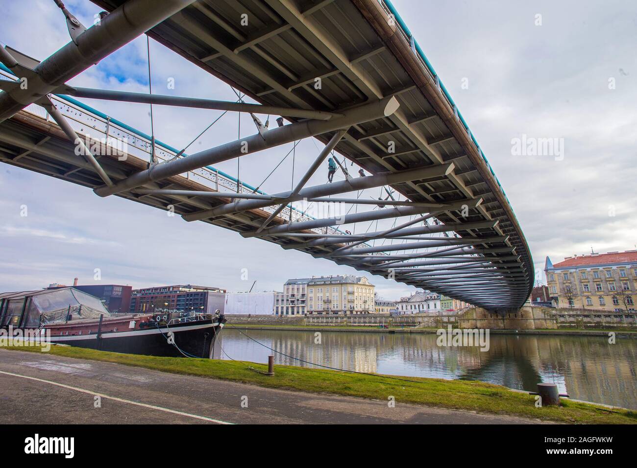 Krakau, Polen - 15 Januar, 2018: Krakauer Vater Bernatek Fußgängerbrücke. Die neun akrobatische Figuren bilden die Ausstellung zwischen dem Wasser und Stockfoto